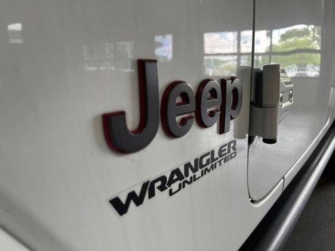 Used 2022 Jeep Wrangler Unlimited Rubicon w/ Steel Bumper Group AWD/4WD image 9