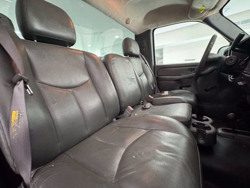 Used 2006 Chevrolet Silverado 2500 W/T w/ Snow Plow Prep Package AWD/4WD image 22