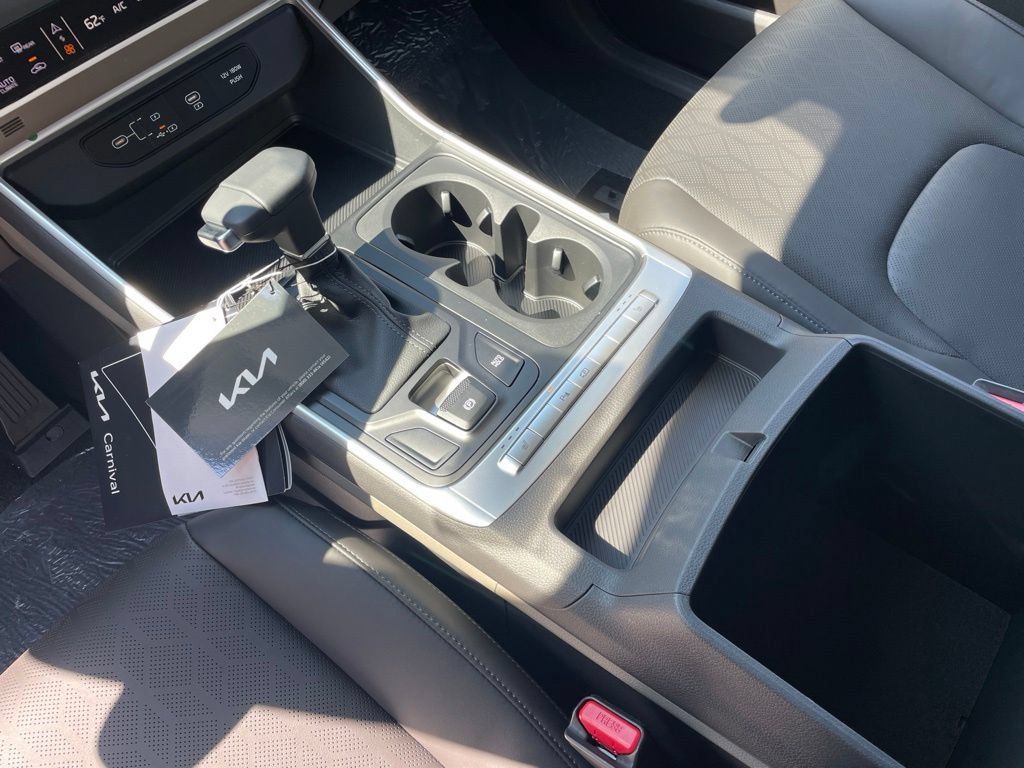 New 2027 Kia Carnival FWD image 9