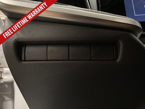 Used 2025 Nissan Kicks SV AWD/4WD image 32
