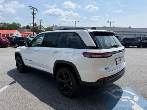 Used 2023 Jeep Grand Cherokee Altitude AWD/4WD image 7