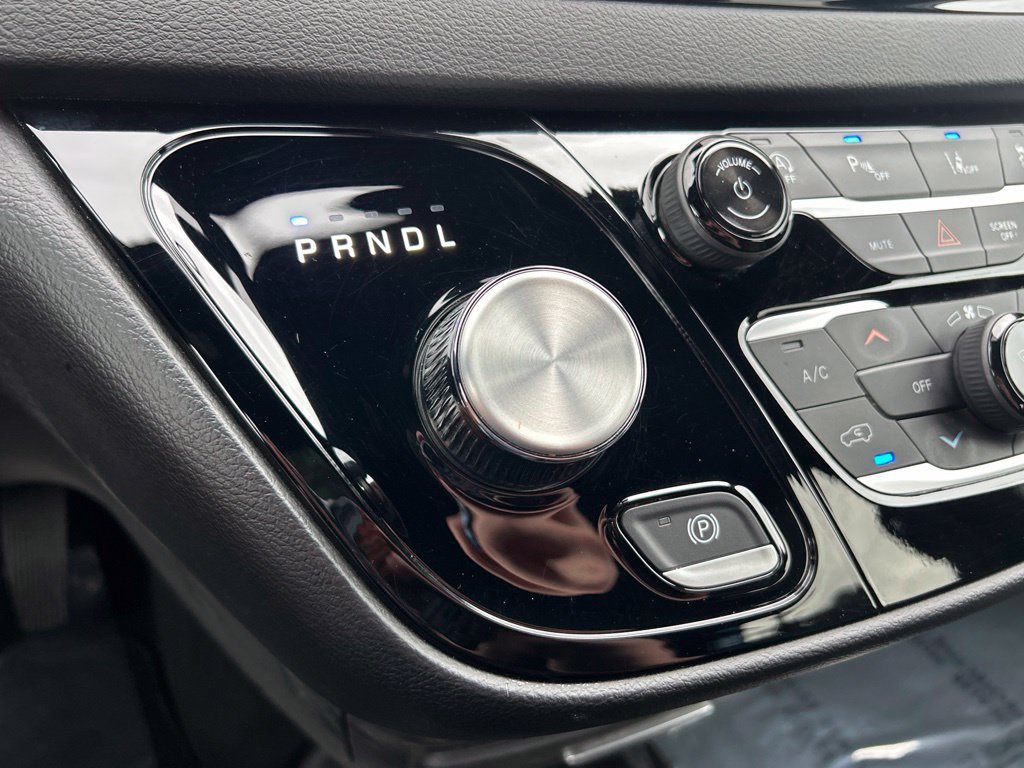 Used 2025 Chrysler Pacifica Select FWD image 32