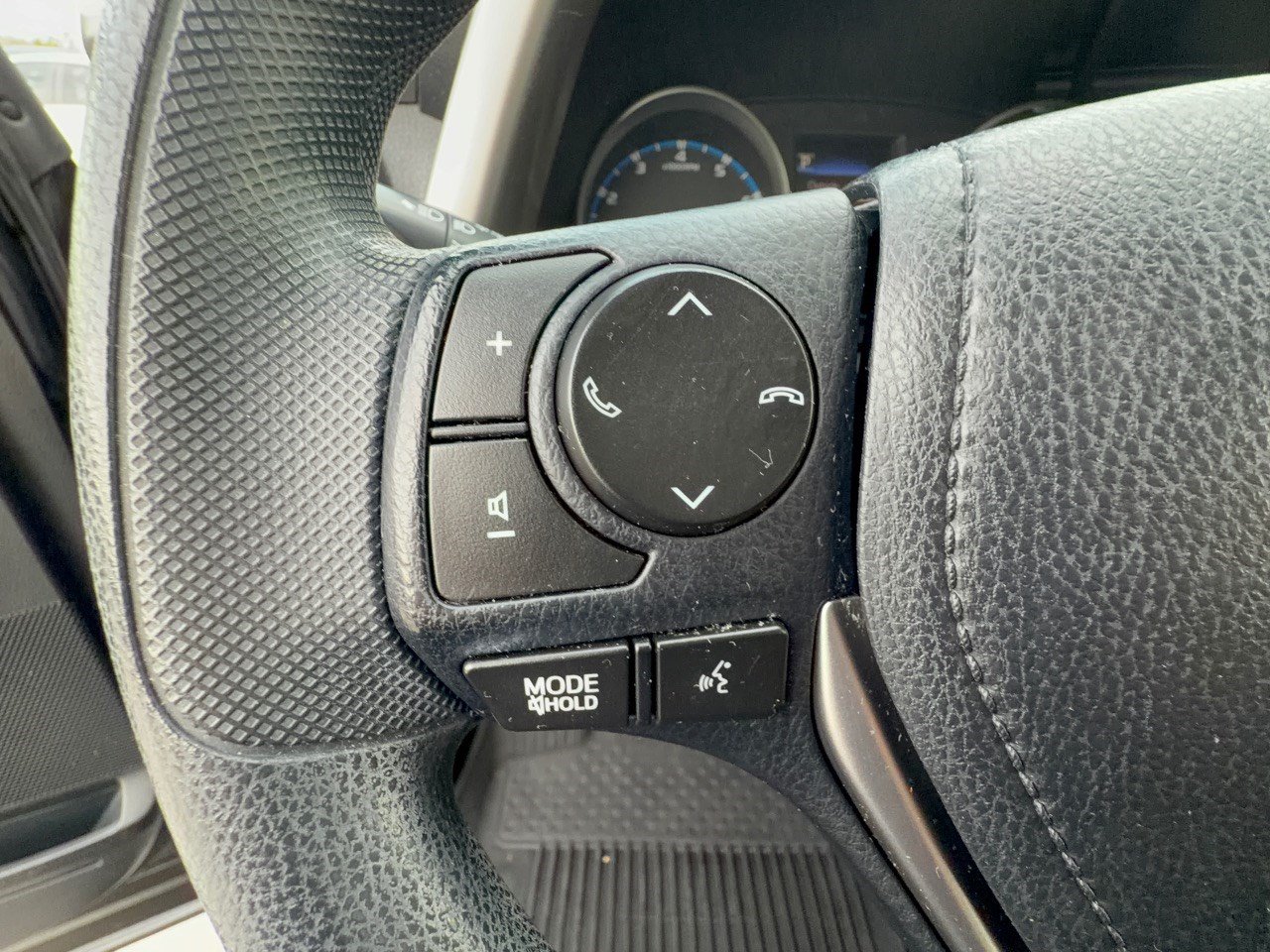 Used 2018 Toyota RAV4 LE w/ All Weather Liner Package FWD image 18