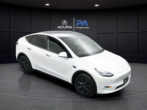 Used 2024 Tesla Model Y Long Range AWD/4WD image 31