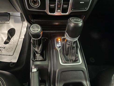 Used 2018 Jeep Wrangler Unlimited Sahara w/ Uconnect 4C Nav & Sound Group AWD/4WD image 21