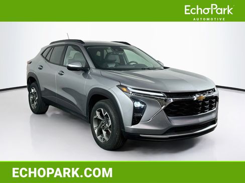 Used 2025 Chevrolet Trax LT w/ LT Convenience Package FWD image 1