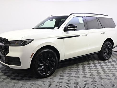 New 2025 Lincoln Navigator Reserve w/ Jet Appearance Package image 2