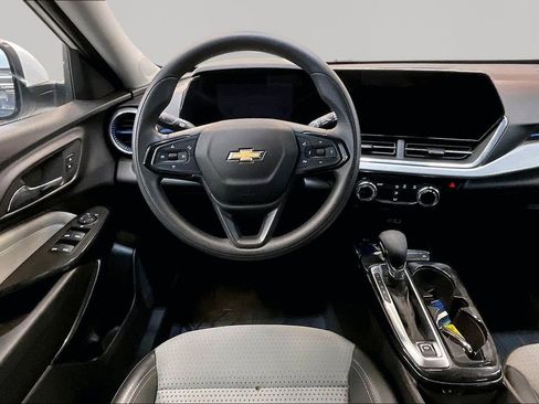Used 2025 Chevrolet Trax LT FWD image 10