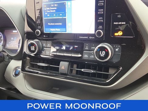 Used 2022 Toyota Highlander XLE AWD/4WD image 16