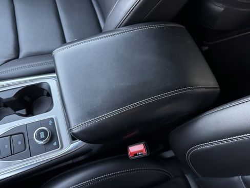 Certified 2022 Ford Explorer XLT w/ Equipment Group 202A image 19