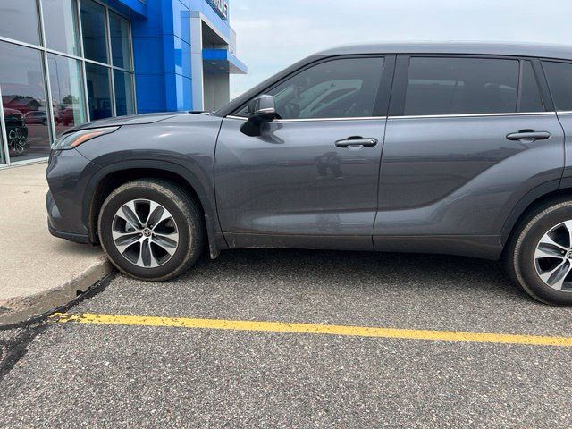 Used 2022 Toyota Highlander XLE AWD/4WD image 2