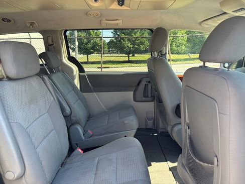 Used 2009 Chrysler Town & Country Touring FWD image 12