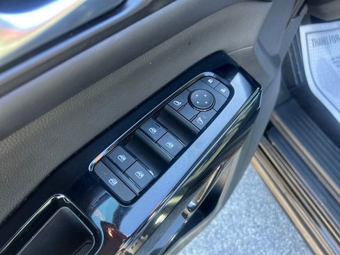 Used 2022 Nissan Pathfinder SV image 12