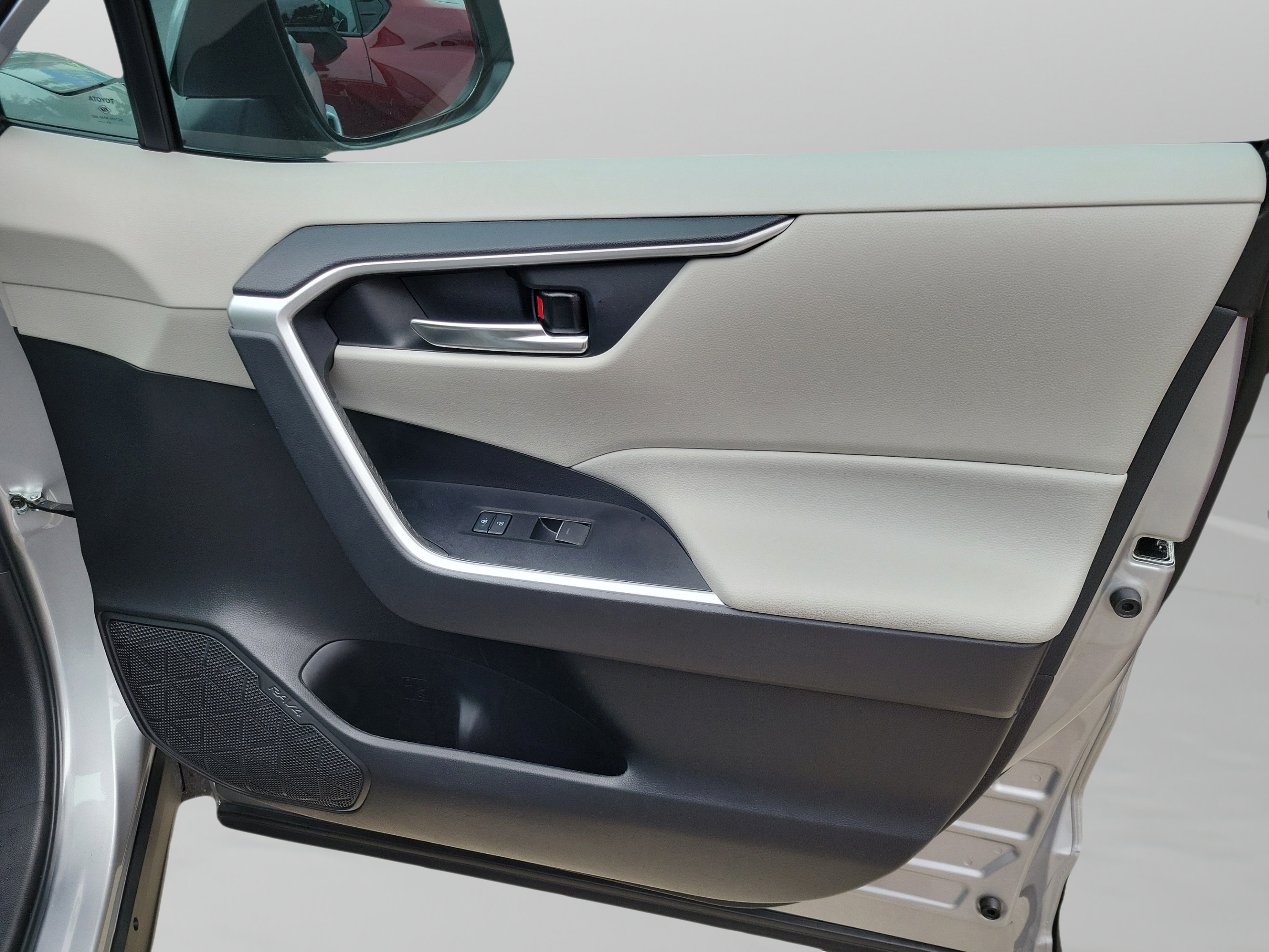 Used 2022 Toyota RAV4 XLE Premium FWD image 25