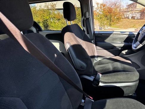Used 2016 Dodge Grand Caravan American Value Package w/ UConnect Hands-Free Group image 31