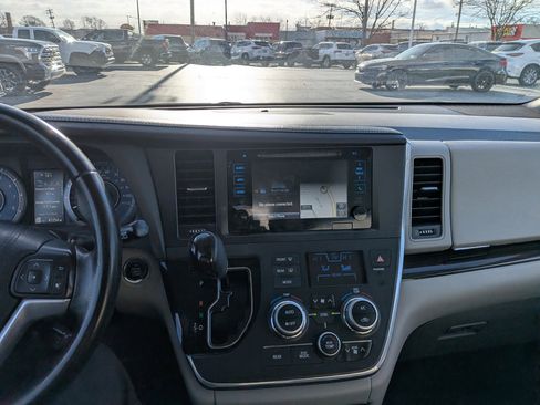 Used 2015 Toyota Sienna XLE image 20