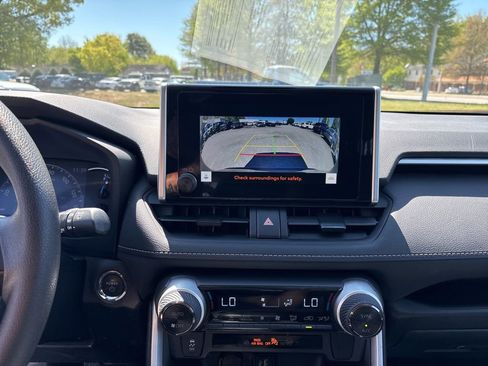 Used 2025 Toyota RAV4 XLE AWD/4WD image 18