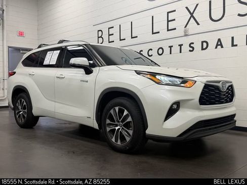 Used 2020 Toyota Highlander XLE FWD image 2