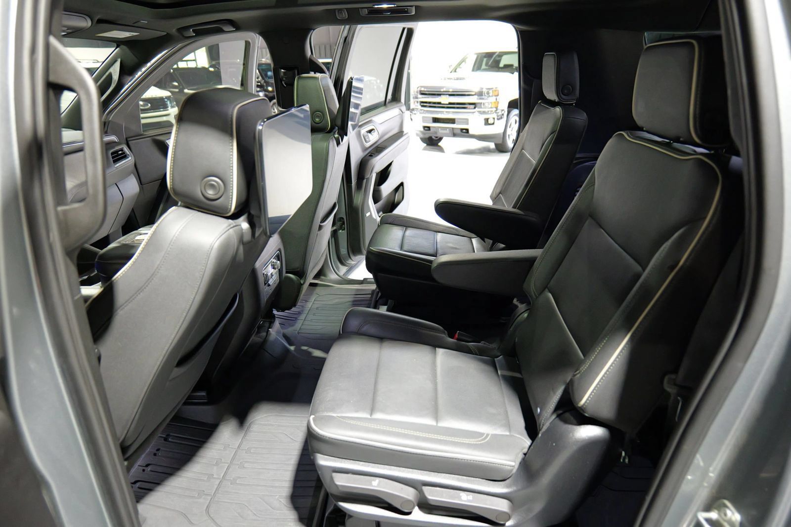 Used 2023 GMC Yukon XL SLT w/ SLT Premium Package AWD/4WD image 14