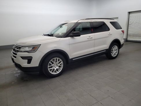Used 2018 Ford Explorer XLT image 2