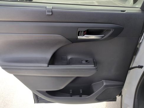 Used 2020 Toyota Highlander XLE image 22