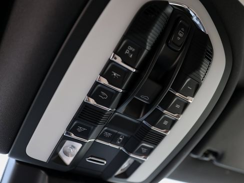 Certified 2025 Porsche Macan image 21