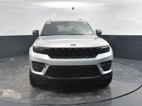 New 2025 Jeep Grand Cherokee Altitude w/ MOPAR Finishing Package AWD/4WD image 2