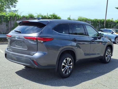 Used 2022 Toyota Highlander XLE AWD/4WD image 6