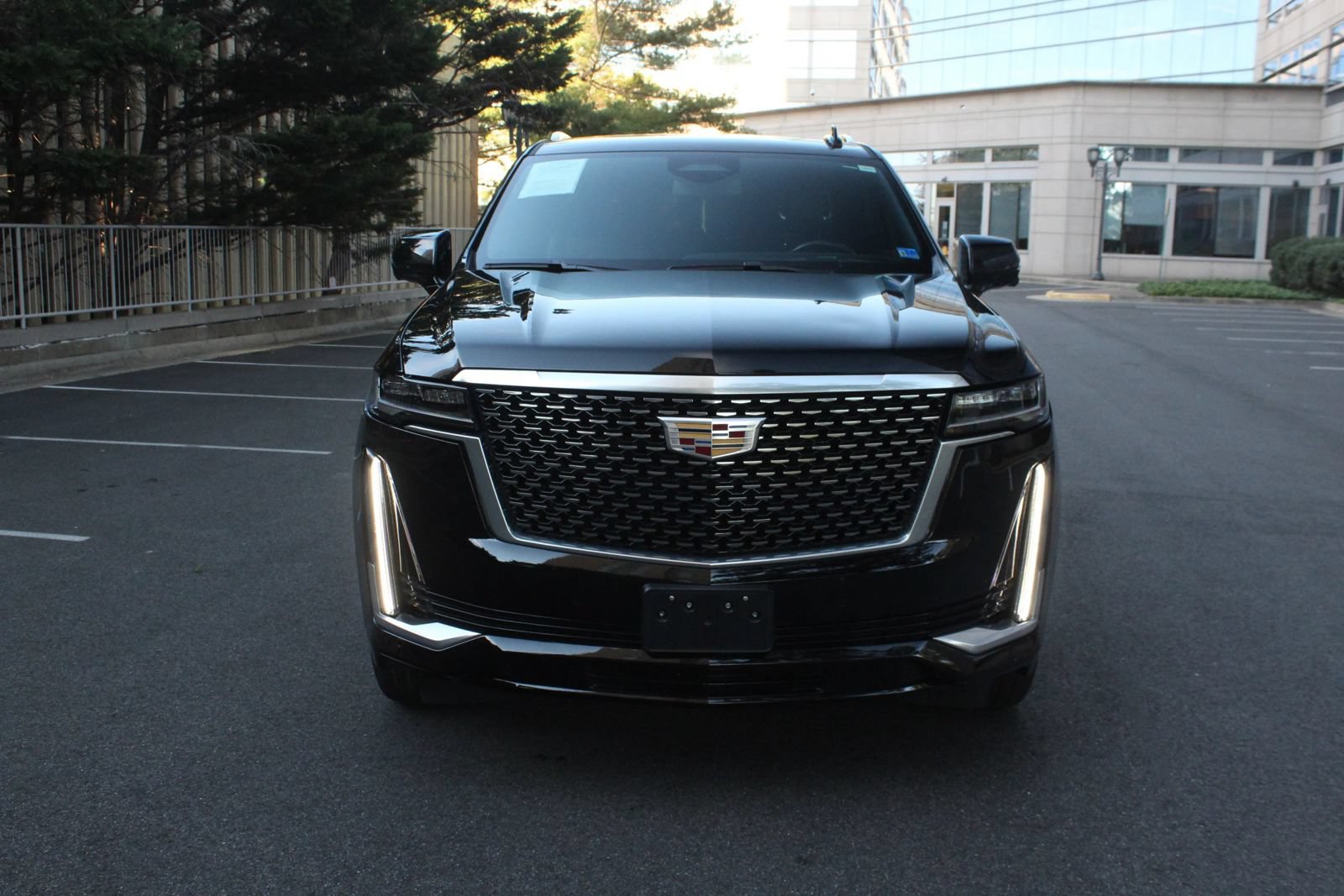 Used 2021 Cadillac Escalade Luxury AWD/4WD image 3