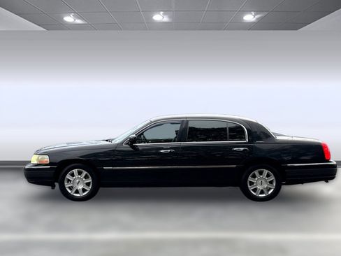 Used 2007 Lincoln Town Car Executive L image 2