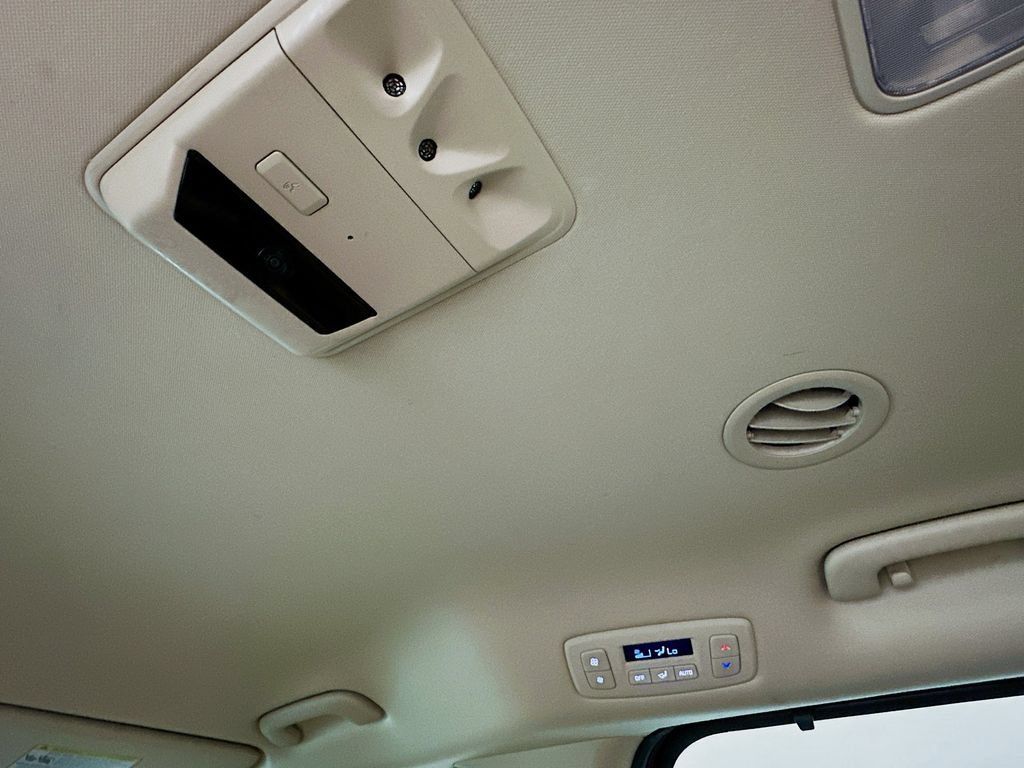 Used 2022 Kia Carnival EX FWD image 16