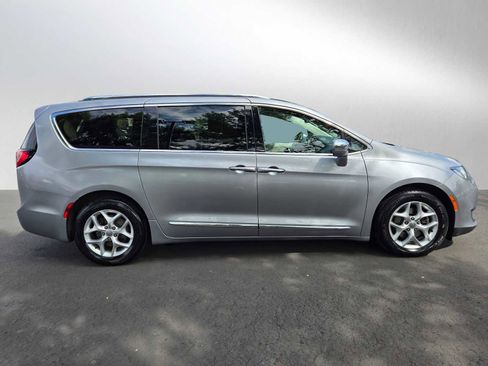 Used 2020 Chrysler Pacifica Limited FWD image 2