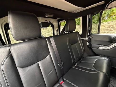 Used 2018 Jeep Wrangler Unlimited Sahara w/ Connectivity Group AWD/4WD image 37