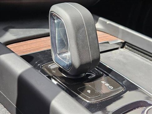 Used 2022 Volvo XC60 B5 Momentum w/ Advanced Package FWD image 13
