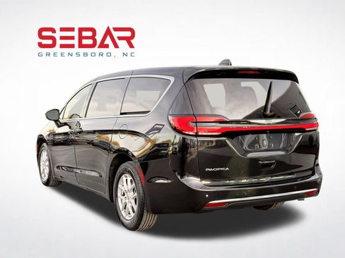 Used 2023 Chrysler Pacifica Touring-L FWD image 13