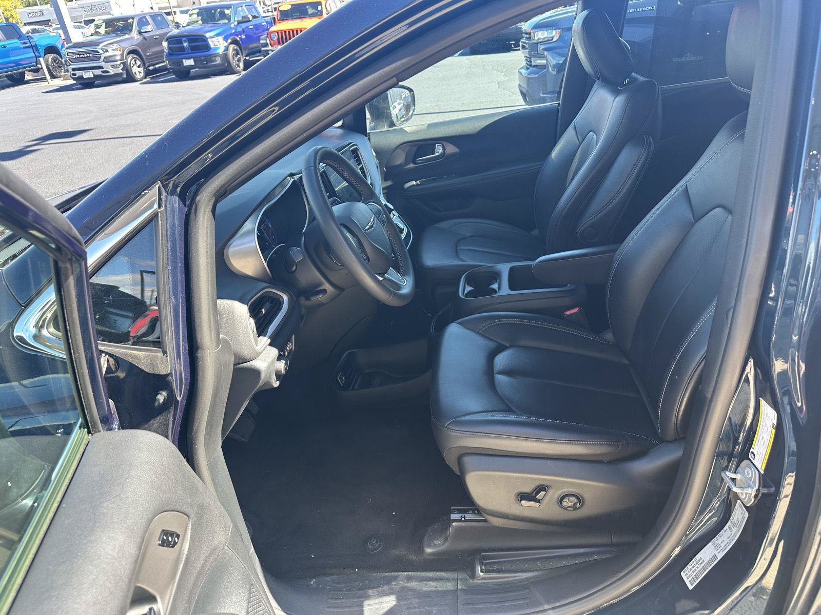 Used 2025 Chrysler Pacifica Select FWD image 10
