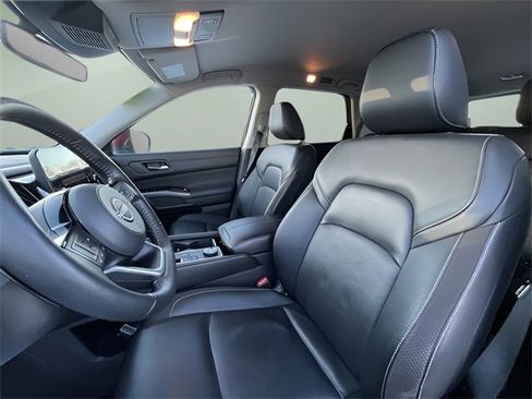 Used 2025 Nissan Pathfinder SL image 11