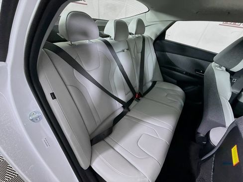 Certified 2025 Hyundai Elantra Limited FWD image 32
