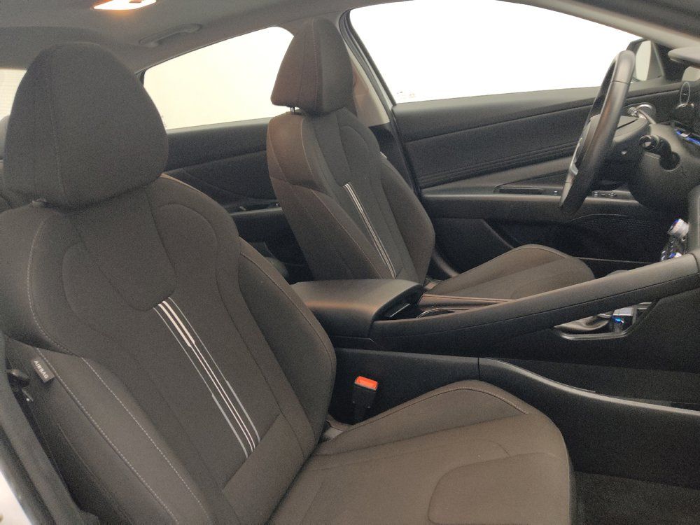 Used 2025 Hyundai Elantra SEL FWD image 21