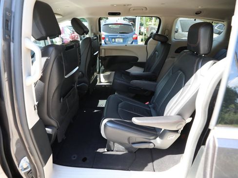 Used 2018 Chrysler Pacifica Touring-L Plus w/ Tire & Wheel Group FWD image 15
