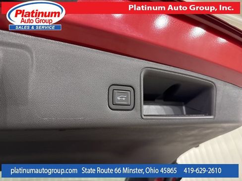 Used 2024 GMC Terrain SLT w/ Elevation Edition image 32