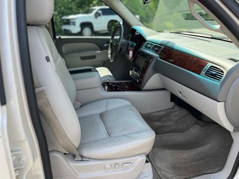Used 2014 Chevrolet Tahoe LTZ RWD image 17