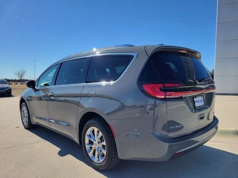 Used 2021 Chrysler Pacifica Touring-L image 5