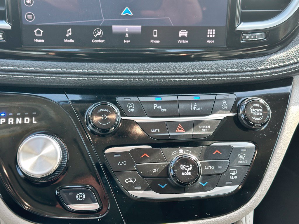 Used 2024 Chrysler Pacifica Limited FWD image 25