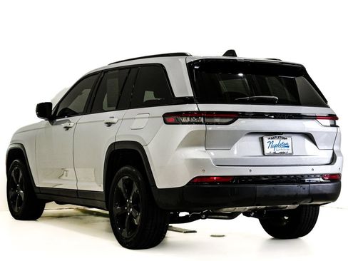 Used 2023 Jeep Grand Cherokee Altitude AWD/4WD image 6
