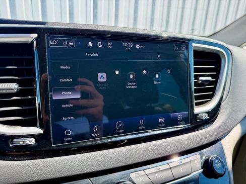 Used 2024 Chrysler Pacifica Touring-L FWD image 31