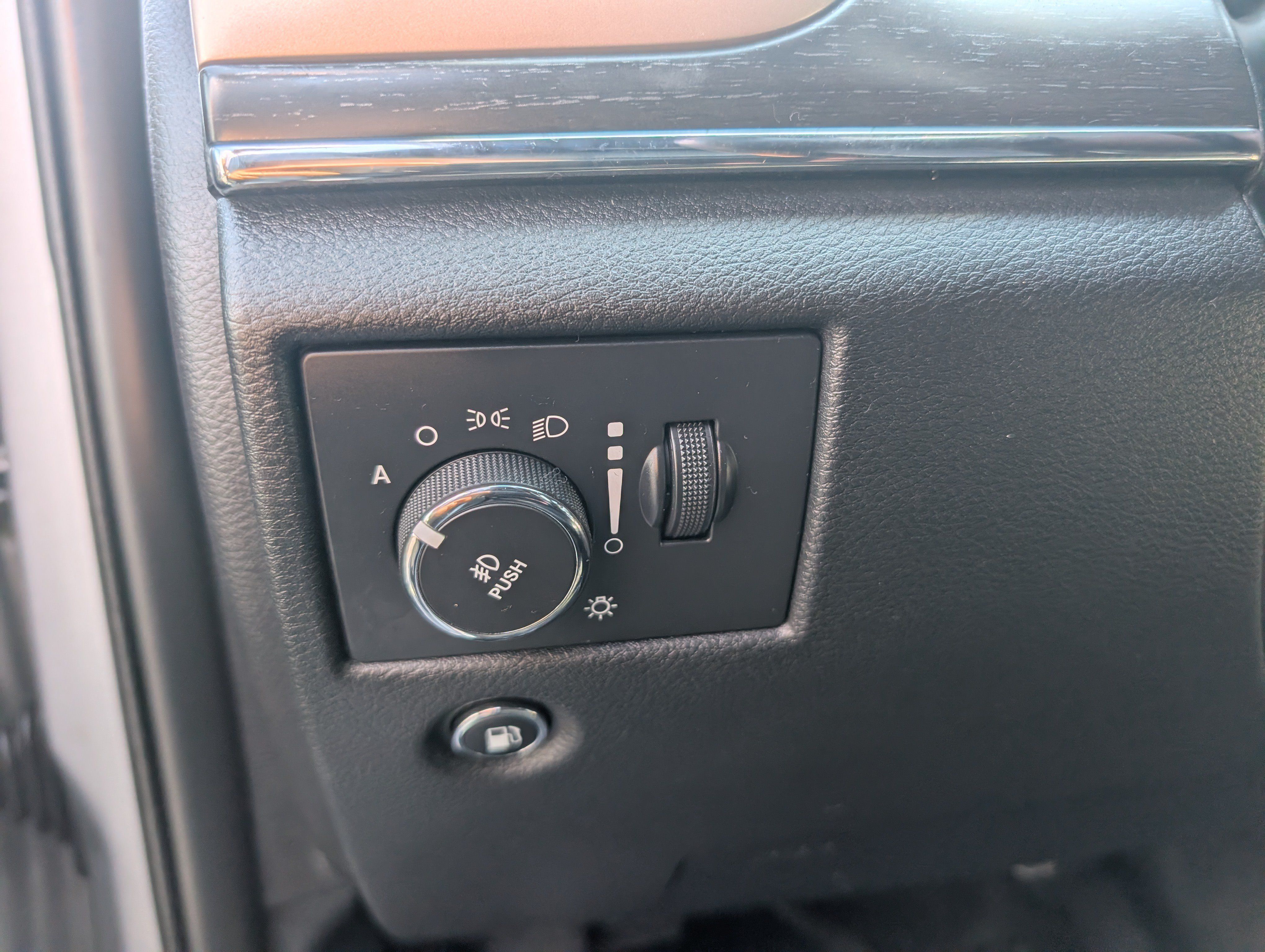 Used 2015 Jeep Grand Cherokee Limited AWD/4WD image 15