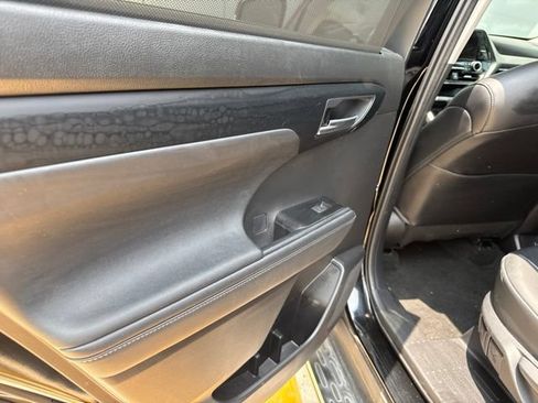 Used 2023 Toyota Highlander XLE FWD image 24