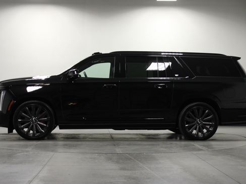 Used 2025 Cadillac Escalade ESV V AWD/4WD image 7