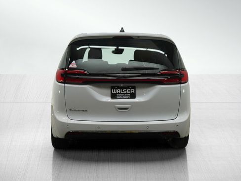 Used 2024 Chrysler Pacifica Touring-L image 4